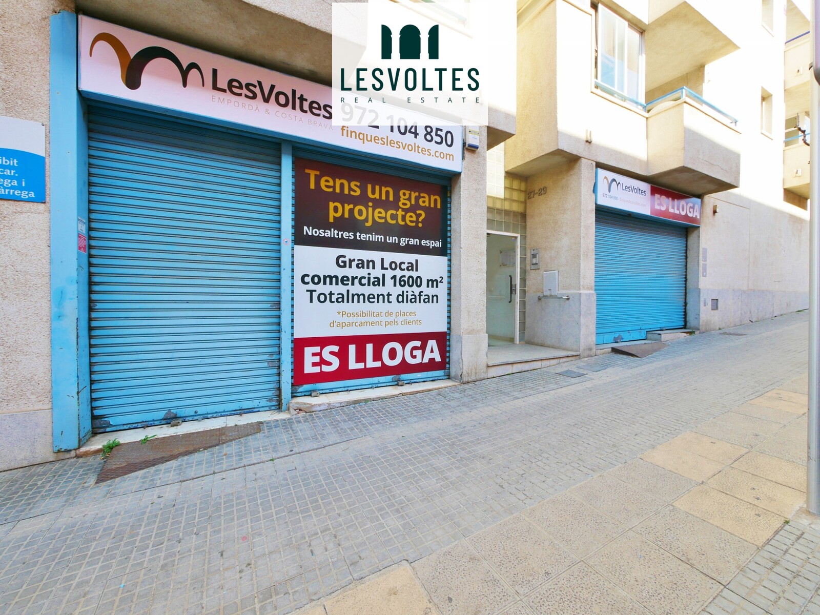 GREAT CORNER COMMERCIAL PREMISES IN UNBEATABLE FOR RENT IN THE CENTER OF PALAFRUGELL.