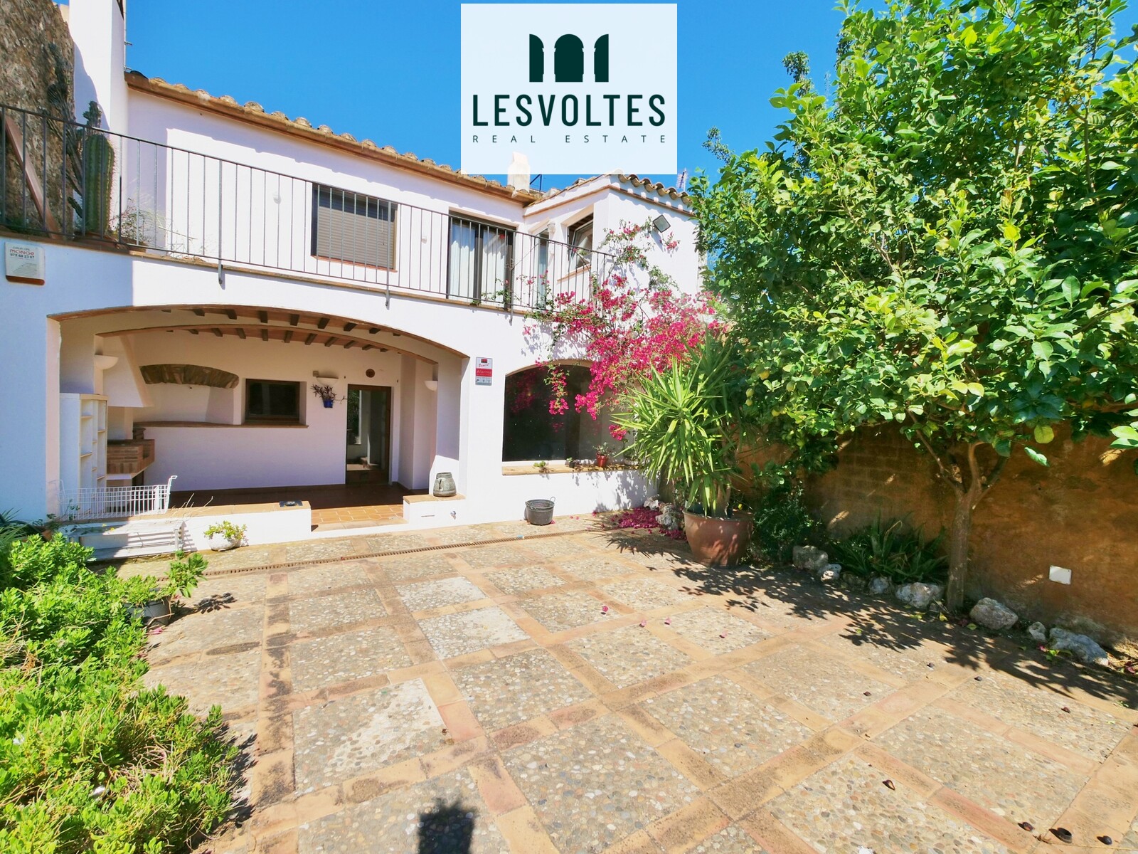 Magnificent town house with garden for rent in the center of Palafrugell. Very quiet residential area one step from the cente
