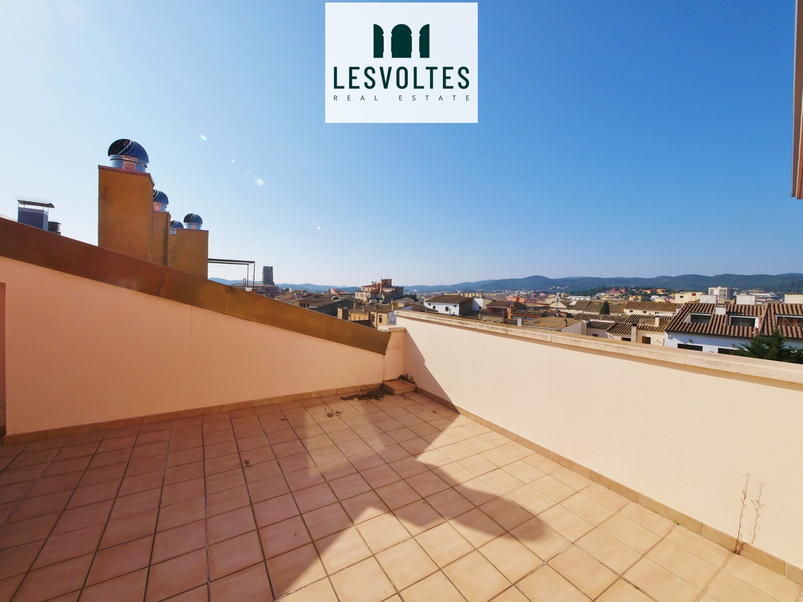 SEMI-NEW DUPLEX PENTHOUSE WITH LARGE TERRACE FOR SALE IN THE CENTER OF PALAFRUGELL. GOOD COMMUNITY WITH ELEVATOR
