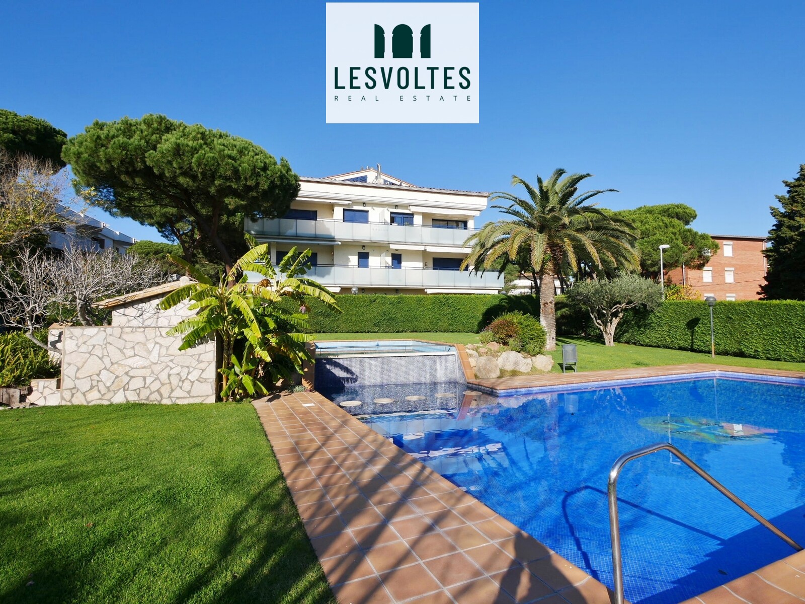 MAGNIFICENT GROUND FLOOR WITH PRIVATE GARDEN, COMMUNITY AREA WITH POOL AND PARKING IN CALELLA DE PALAFRUGELL