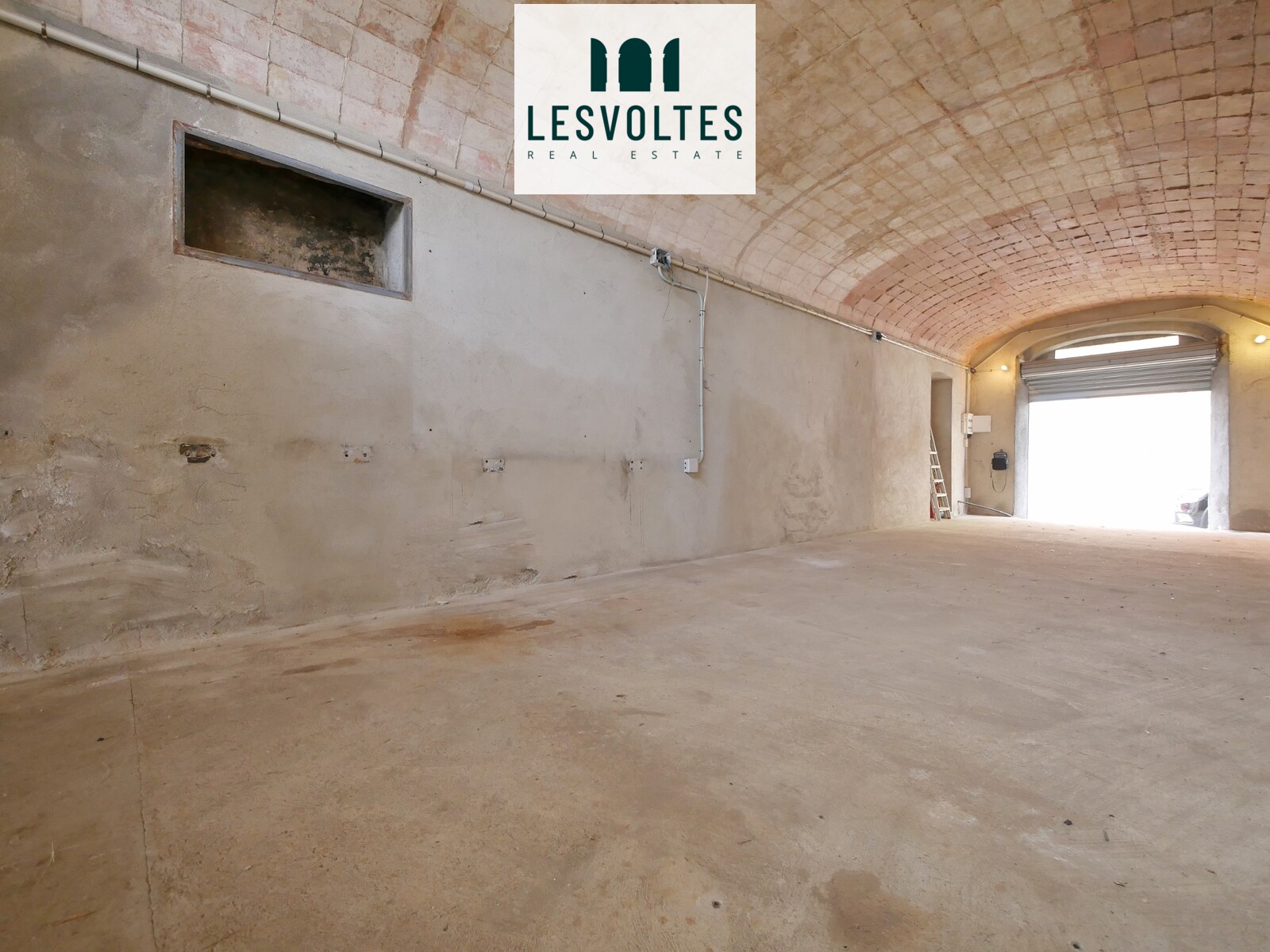 WAREHOUSE WITH MANY POSSIBILITIES AND BEAUTIFUL PATIO IN PALAFRUGELL