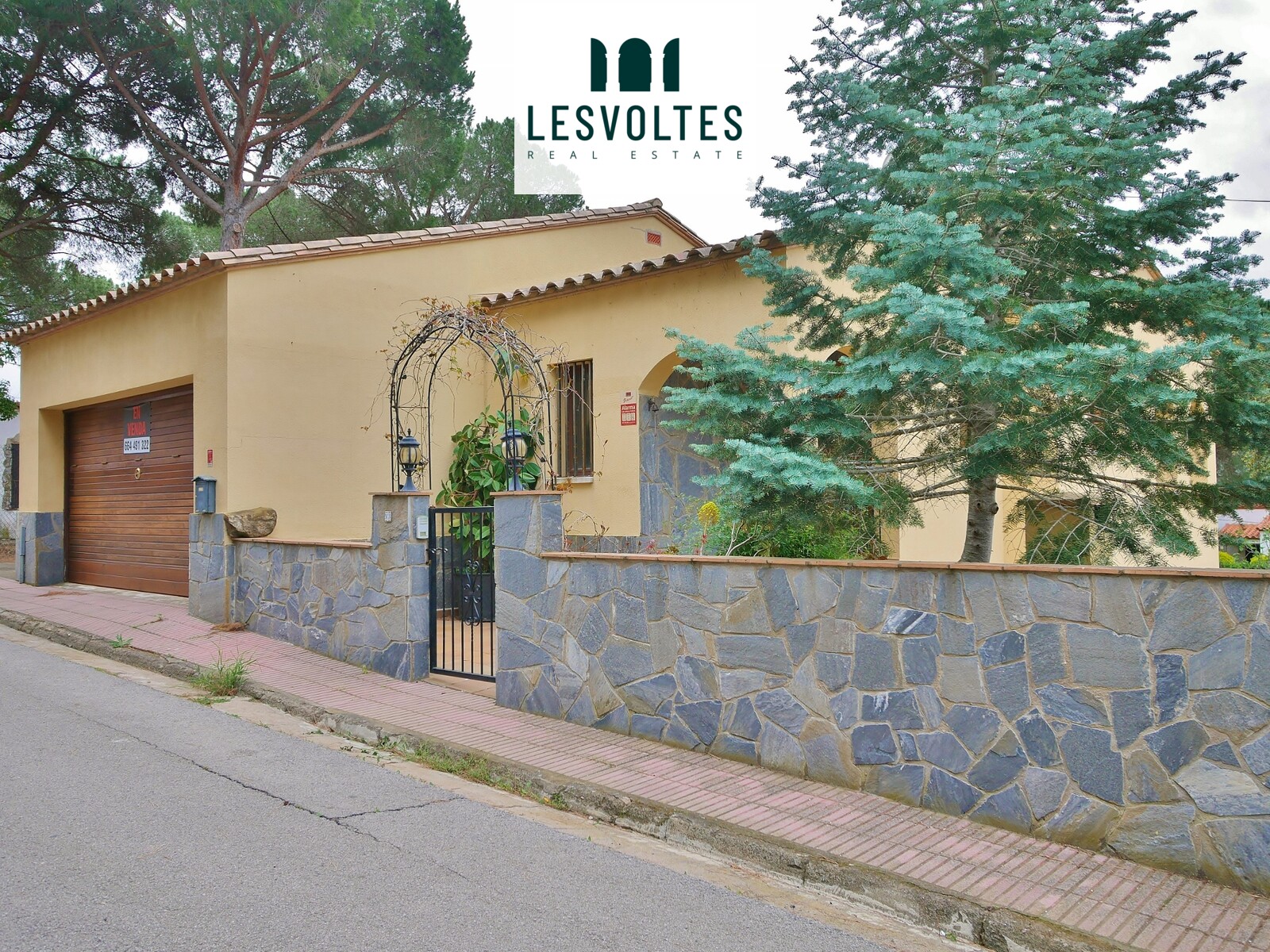 OPPORTUNITY SINGLE-FAMILY HOUSE OF 216M2 WITH GARDEN SITUATED IN A RESIDENTIAL AREA OF CALONGE