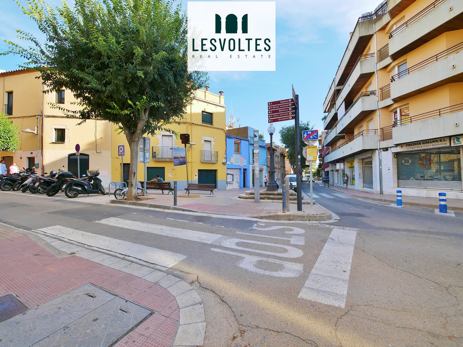 OPPORTUNITY! HOUSE IN THE CENTER OF PALAFRUGELL WITH A LARGE TERRACE AND GROUND FLOOR ENABLED AS A COMMERCIAL. 