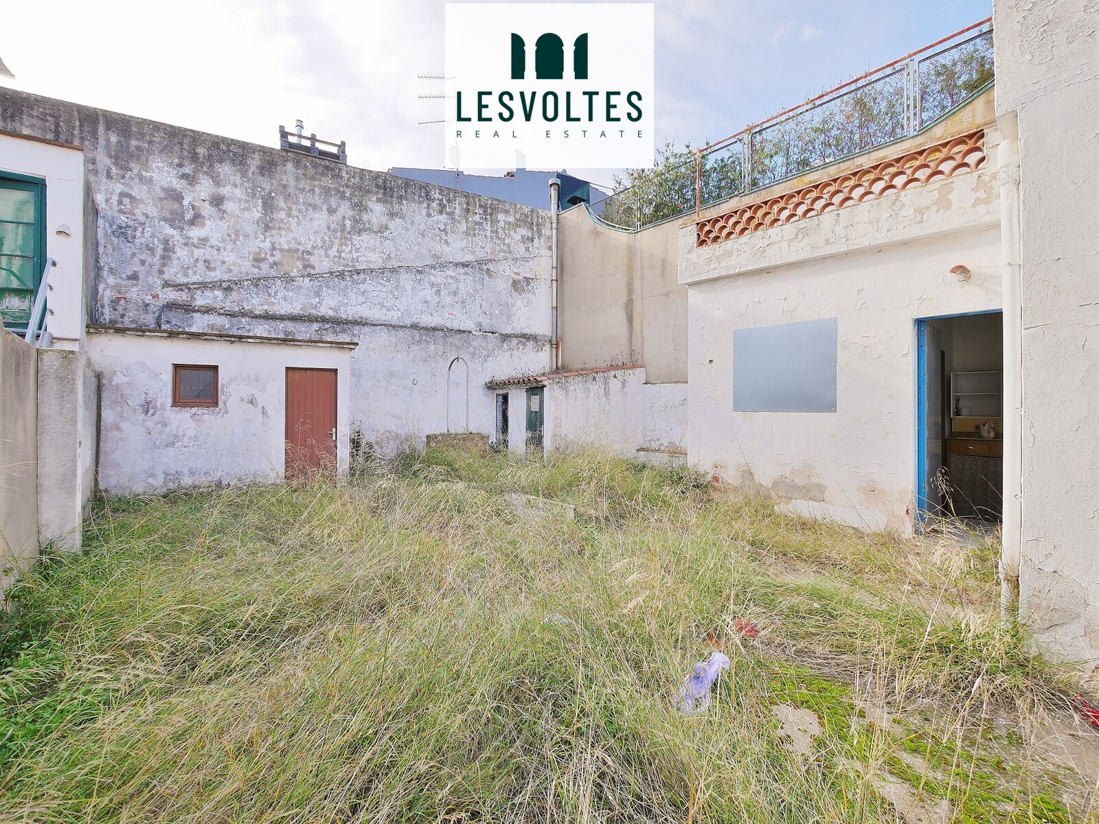 HOUSE TO REFORM WITH LAND, IN VERY CENTRAL AREA OF PALAFRUGELL.
