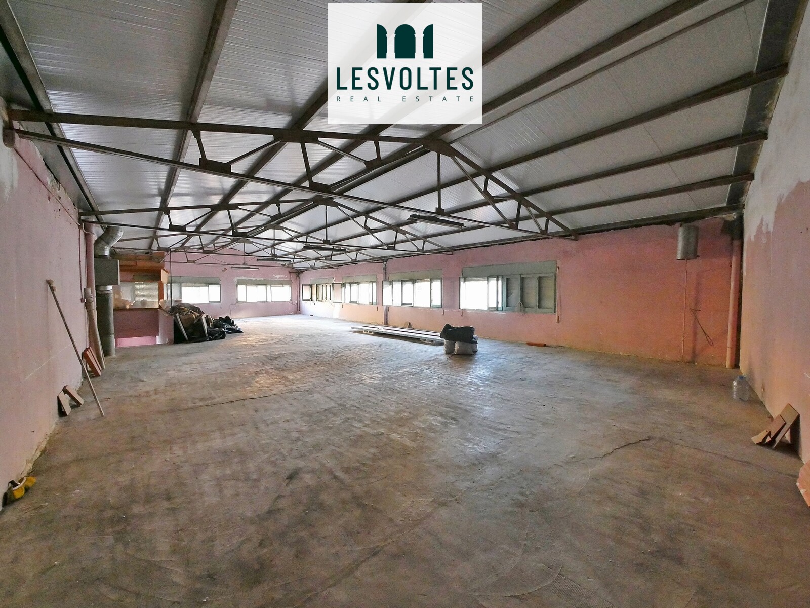 INDUSTRIAL BUILDING OF 250 M2, ON THE FIRST FLOOR WITHOUT ELEVATOR, FOR RENT IN LA BISBAL DE EMPORDÀ.