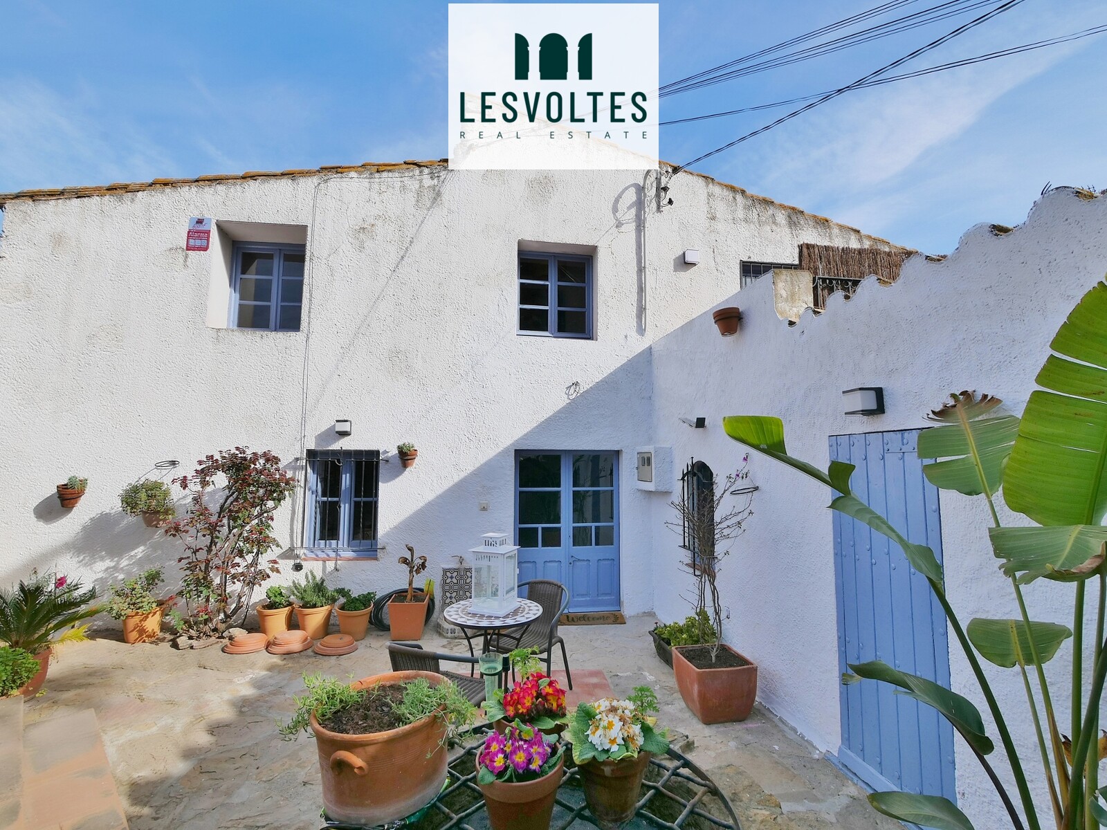 RENOVATED STONE HOUSE OF 158 M2 WITH FRONT YARD AND GARAGE, FOR SALE IN LLOFRIU.