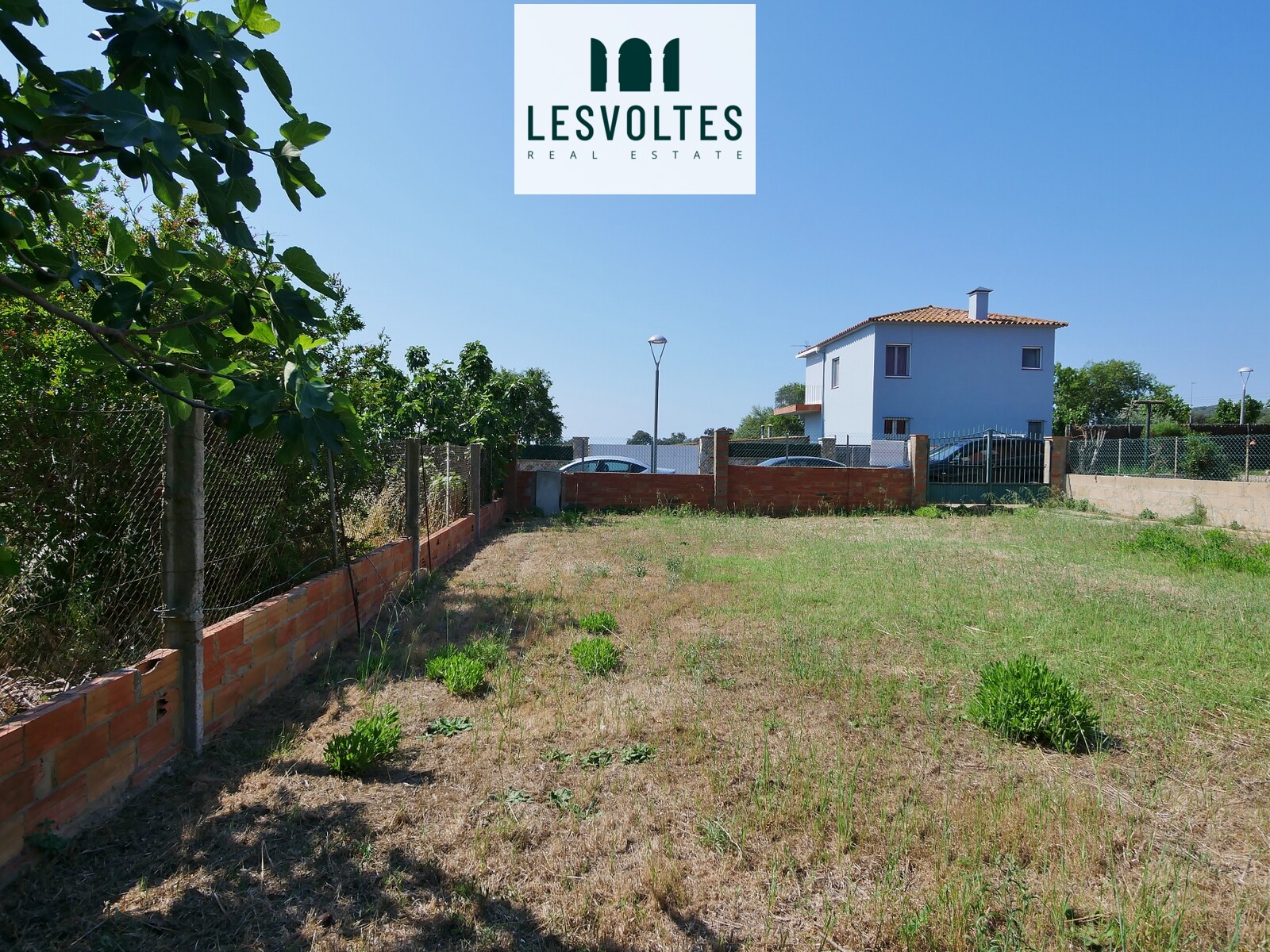 SINGLE FAMILY HOUSE ON THE GROUND FLOOR WITH LARGE GARDEN FOR SALE IN MONTRÀS. PROPERTY WITH MANY POSSIBILITIES WITH MINIMAL 