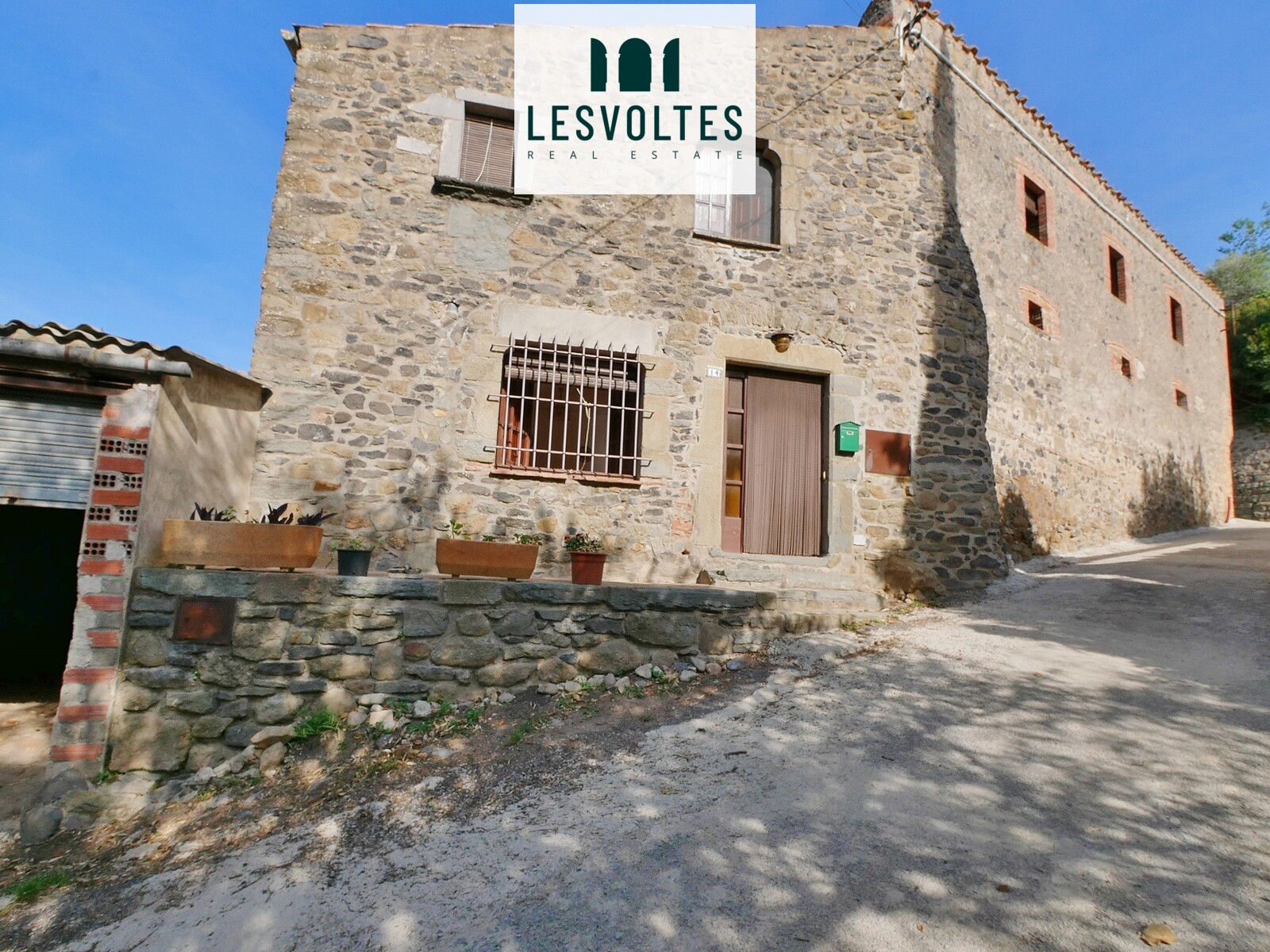 TOWN HOUSE OF 142 M2 WITH GARAGE OF 81 M2 FURNISHED AND EQUIPPED, FOR RENT FOR SECOND RESIDENCE IN THE OLD CITY OF FOIXÀ.