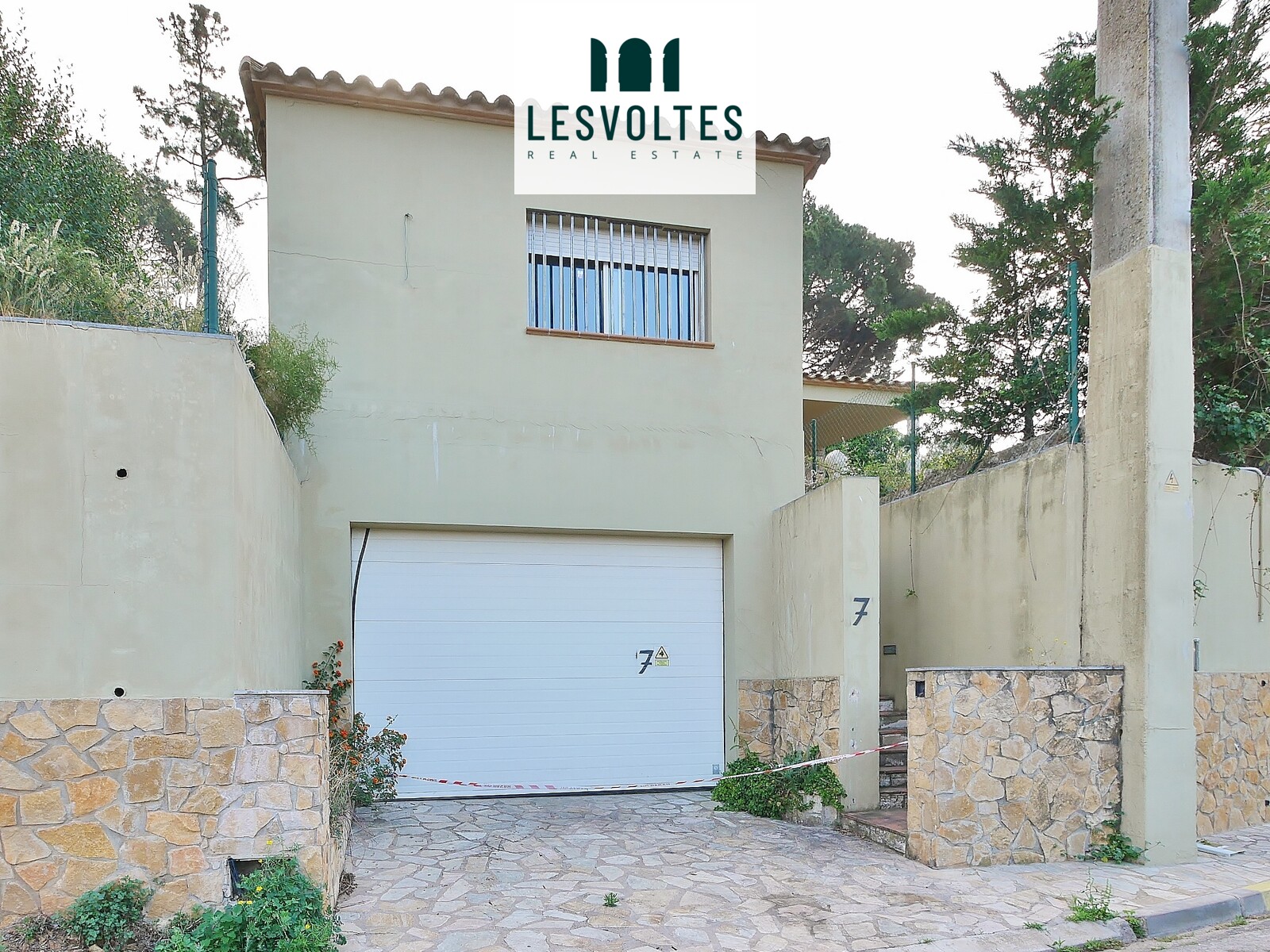 DETACHED HOUSE OF 193M2 WITH PRIVATE SWIMMING POOL TO REFORM IN RESIDENCIAL BEGUR.