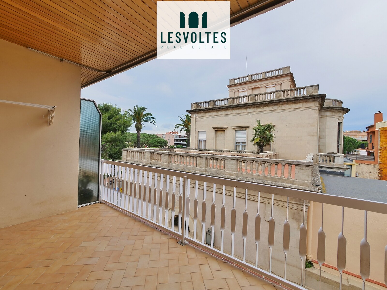 OPPORTUNITY! SPACIOUS APARTMENT WITH TERRACE FOR SALE IN THE CENTER OF PALAFRUGELL IN A GOOD COMMUNITY.