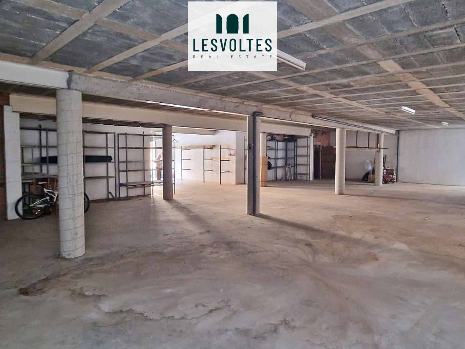 COMMERCIAL PREMISES OF 214 M2 ON THE GROUND FLOOR, DISTRIBUTED IN A WAREHOUSE AND 4 PARKING SPACES, FOR SALE IN LA BISBAL DE 