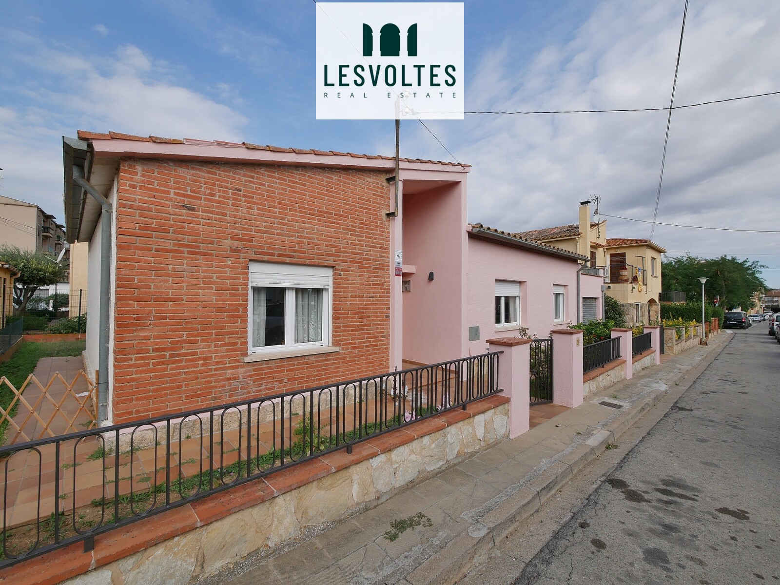 GROUND FLOOR HOUSE OF 112 M2, EQUIPPED AND FURNISHED, WITH GARDEN OF 166 M2, FOR SEASONAL RENTAL FOR 9 MONTHS IN LA BISBAL.