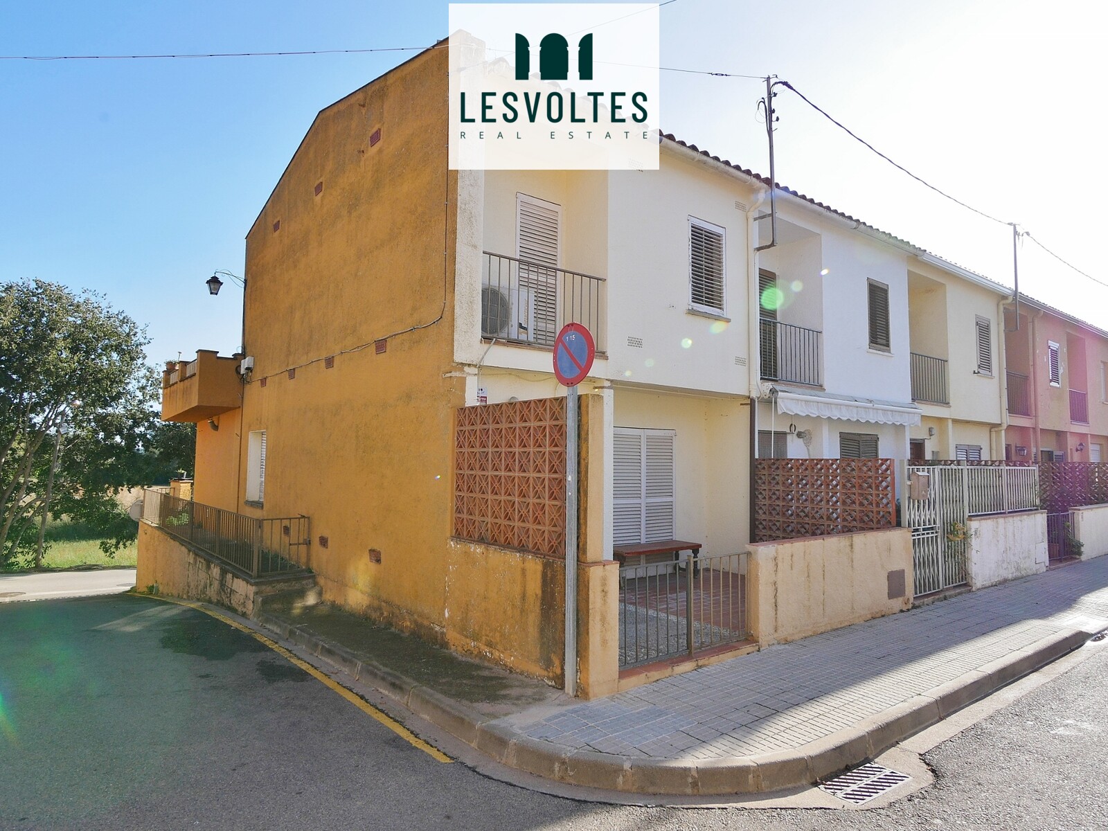 CORNER HOUSE OF 109 M2, TO RENOVATE, WITH TERRACE, YARD AND GARAGE WITH LOFT, FOR SALE IN MONELLS.