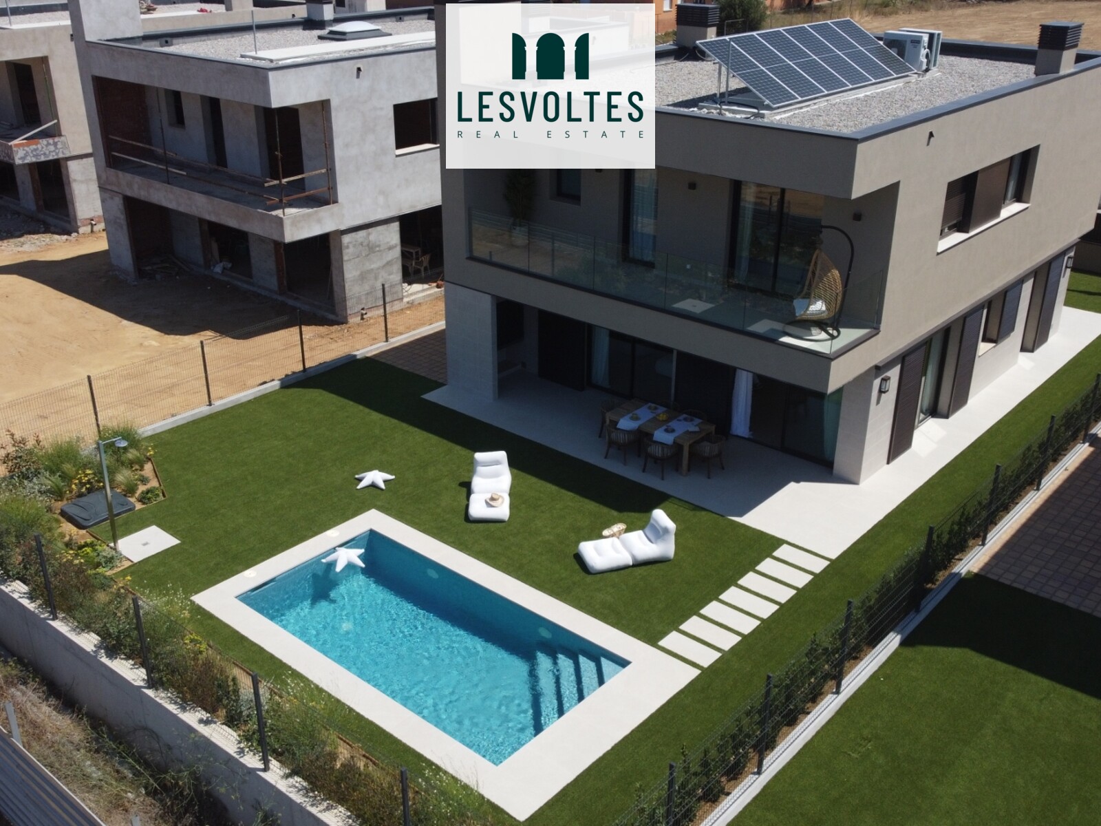NEW SINGLE-FAMILY HOUSES WITH GARDEN AND SWIMMING POOL LOCATED IN THE VILLAGE OF PALS.