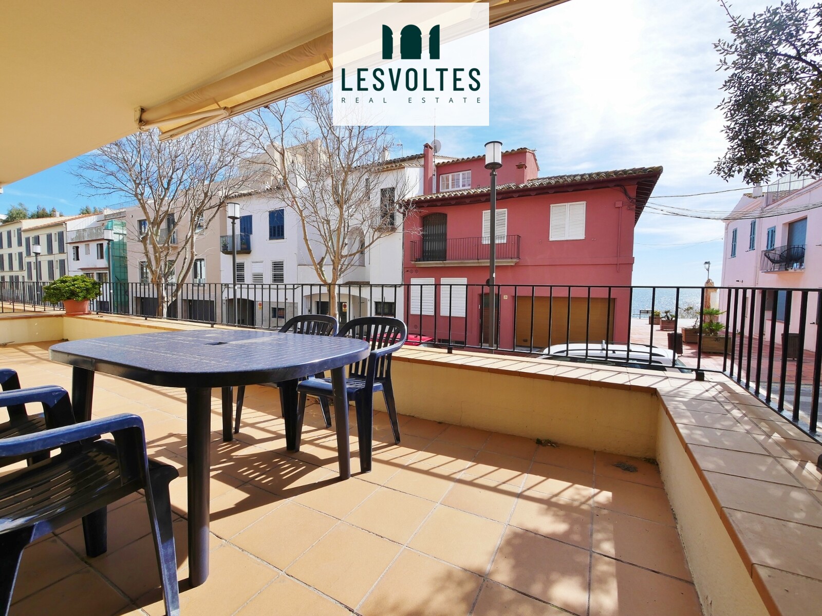 IMPECCABLE APARTMENT WITH TERRACE AND PARTIAL SEA VIEW IN CALELLA DE PALAFRUGELL. EQUIPPED AND WITH PARKING INCLUDED.