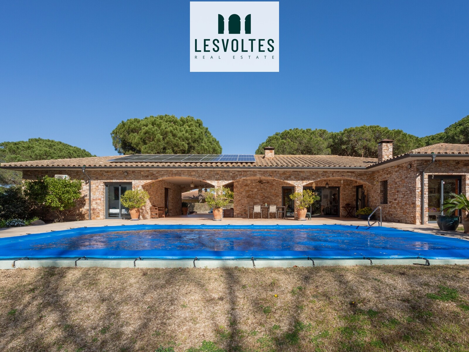 SPECTACULAR HOUSE ON THE GROUND FLOOR WITH LARGE GARDEN AND SWIMMING POOL WITH PANORAMIC VIEWS IN PALS GOLF
