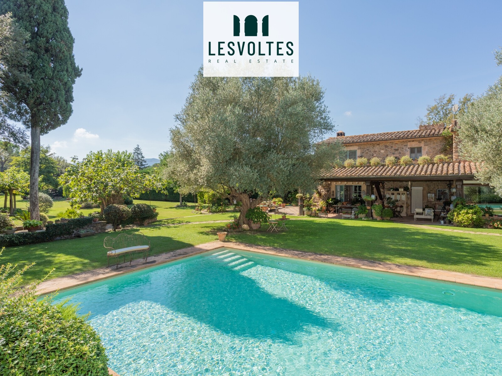 COZY CHARMING FARMHOUSE AND IMPECCABLE RENOVATION WITH FANTASTIC 6,600M2 GARDEN IN BAIX EMPORDÀ. SWIMMING POOL, WELL AND LARG