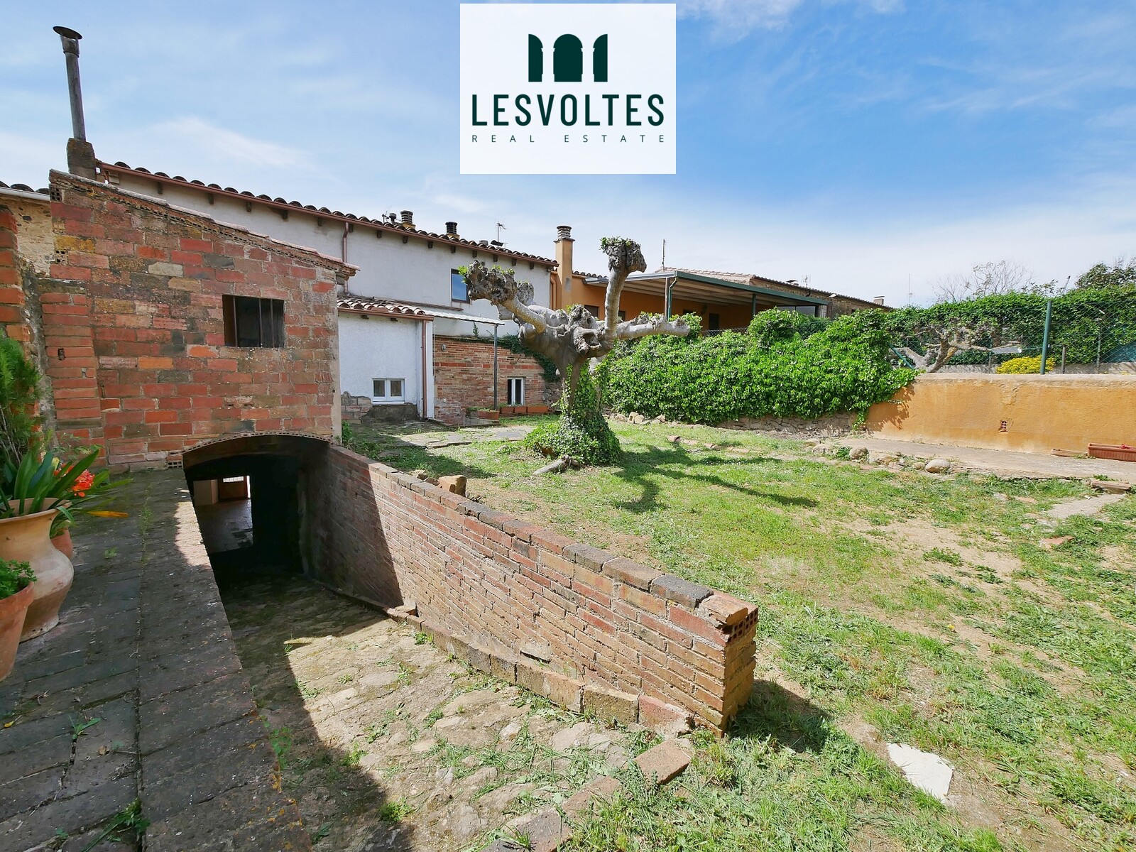 OLD VILLAGE HOUSE OF 256 M2 FULLY LIVABLE, WITH GARDEN OF 120 M2 AND GARAGE, FOR SALE IN THE OLD TOWN OF CORÇÀ.
