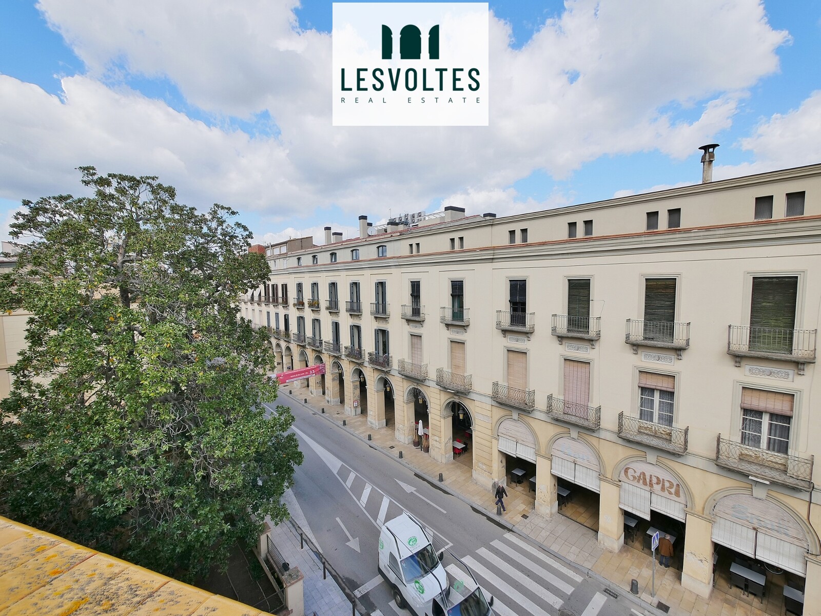 PREMISES ON THE GROUND FLOOR AND APARTMENT OF 210 M2, WITH A FLAT OF 110 M2 ON THE 2ND FLOOR AND ROOF, FOR RENT IN LA BISBAL.