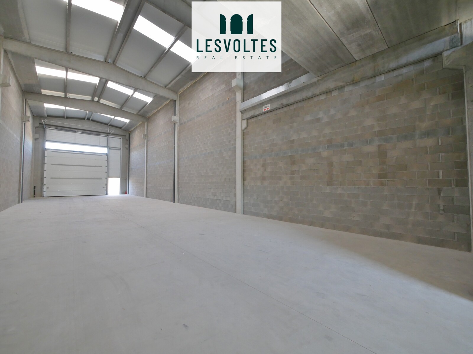 INDUSTRIAL BUILDING OF 350 M2 IN GROUND FLOOR WITH LITTLE HILL OF 100 M2  FOR RENT IN VULPELLAC. 